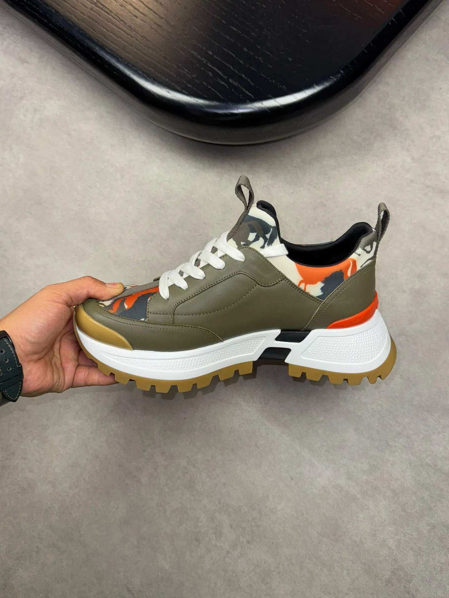 [HERMES] Hermès men's shoes💰560💰 - High-end quality original casual sports shoes - Upper: 🔝Nappa calfskin, high-grade elastic cloth, brand webbing - Lining: elastic cloth, foot pad; water-dyed cowhide - Outsole: ultra-light T men's shoes 💰U foam rubber; two-color molded outsole -Ultra-high quality control and fine workmanship: outstanding (high-end, extravagance, grade) -Size: 39-44 (38, 45, can be customized)